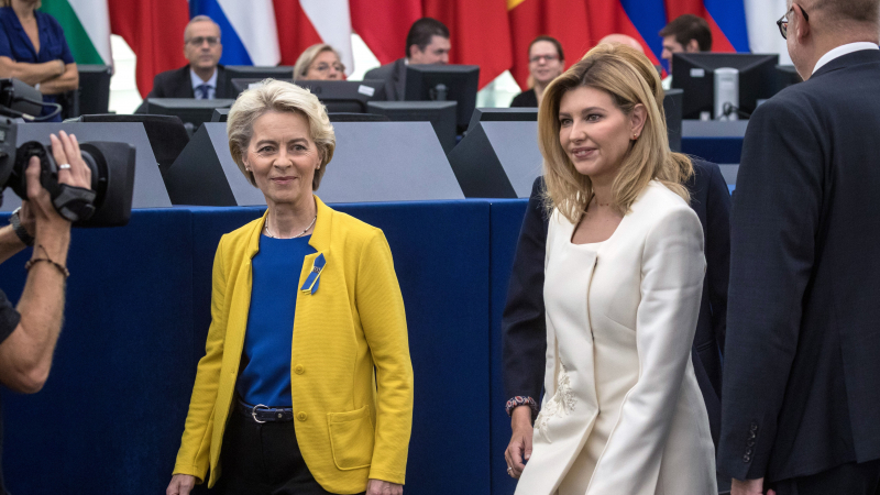 Šéfku eurokomisie Ursulu von der Leyen doprevádzala v Štrasburgu ukrajinská prvá dáma, Olena Zelenska. [EPA-EFE/Christophe Petit Tesson]